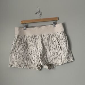 Athleta Trekki North Short Cream Gray Patterned Athletic Shorts Women's Size 16